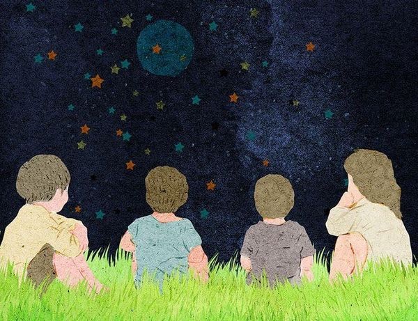 Hai người bạn thân đang cười và trò chuyện vui vẻ, thể hiện sự gắn bó và thấu hiểu lẫn nhau.