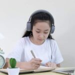 Hình ảnh minh họa các em học sinh luyện tập đặt câu hỏi cho bộ phận gạch chân cùng nhau