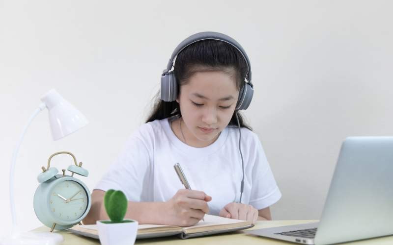 Hình ảnh minh họa các em học sinh luyện tập đặt câu hỏi cho bộ phận gạch chân cùng nhau