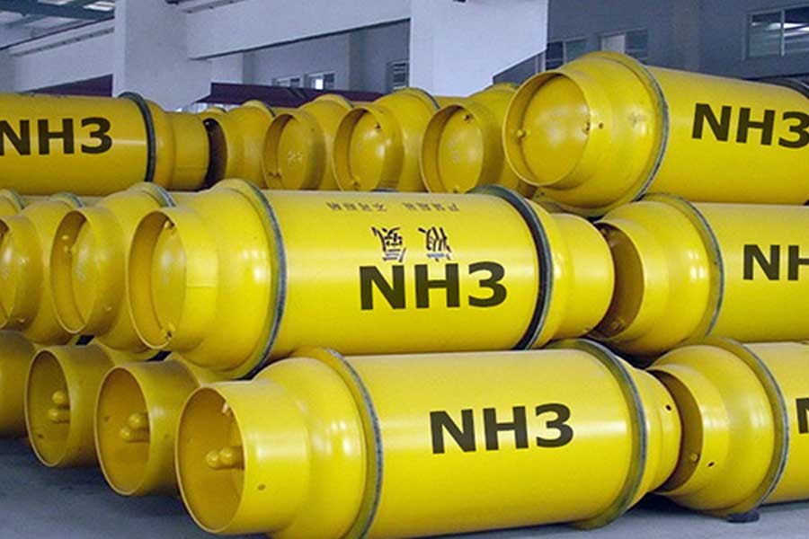 Hình ảnh bình chứa amoniac lỏng, minh họa tính chất dễ hóa lỏng và khả năng ứng dụng trong làm lạnh