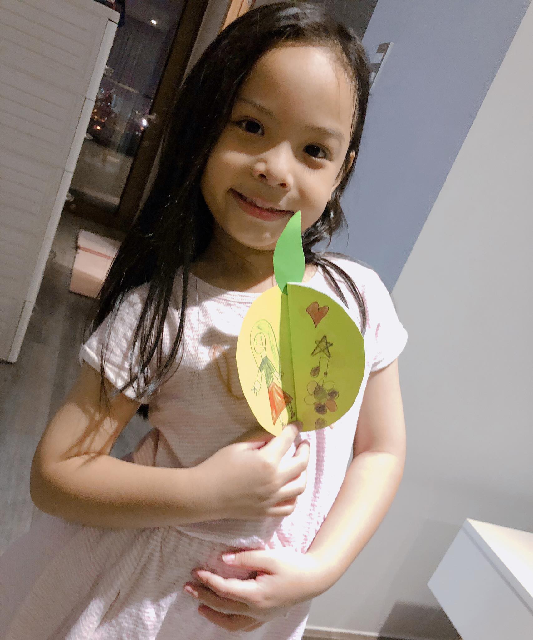 Hình ảnh bé Tuệ Lâm, con gái Phạm Quỳnh Anh, thể hiện sự quan tâm và yêu thương, gợi nhớ đến sự chăm sóc và bảo dưỡng cần thiết cho xe tải.