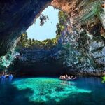 Vườn quốc gia Phong Nha - Kẻ Bàng với hệ thống hang động kỳ vĩ và dòng sông Son thơ mộng