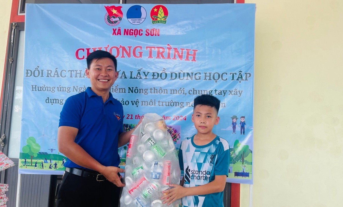 Ảnh phụ huynh chia sẻ về ý nghĩa của chương trình đổi rác lấy đồ dùng học tập