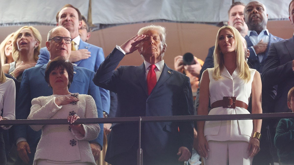 Tổng thống Donald Trump chào cờ