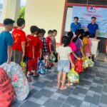 Ảnh đồ dùng học tập được sắp xếp gọn gàng trên bàn học