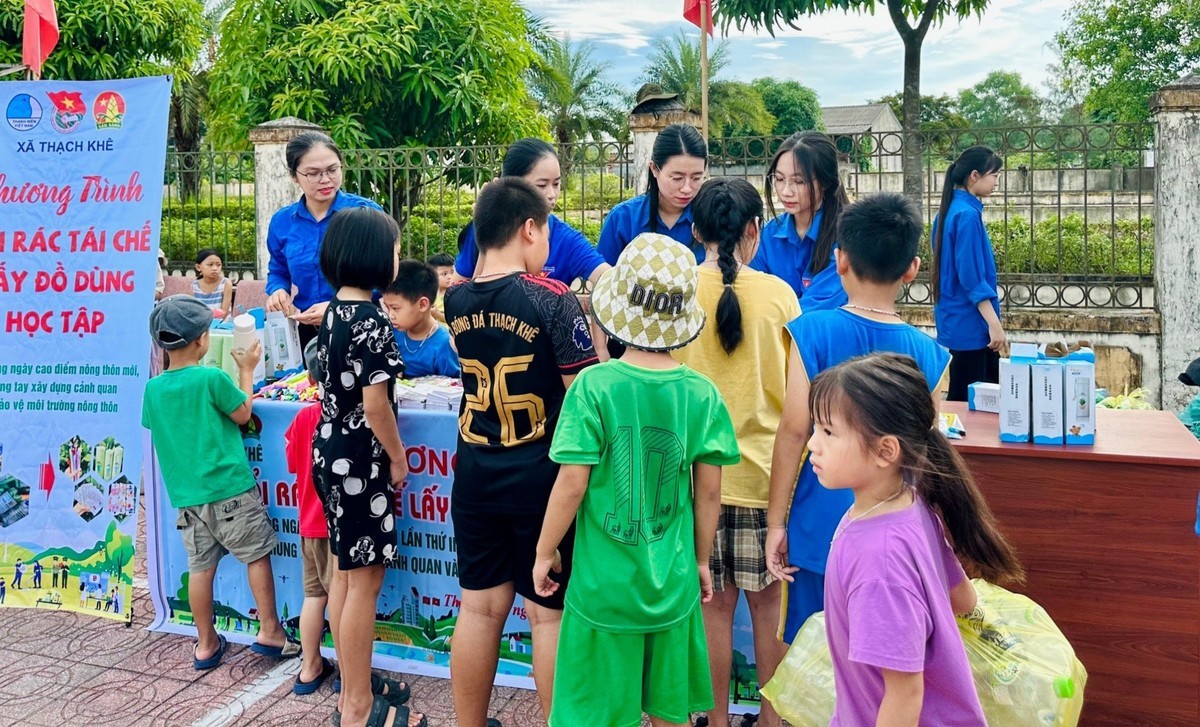 Ảnh đồ dùng học tập được trao đổi trong chương trình ý nghĩa
