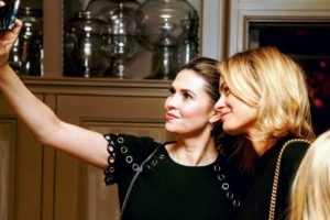 Các bạn trẻ chụp ảnh selfie trong phòng khách