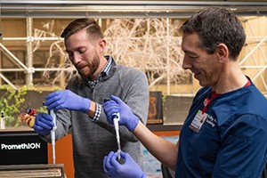 Euan Ashley, MB ChB, DPhil (phải) và John Gorzynski, DVM, PhD, chuẩn bị máu cho hệ thống Stanford Medicine đã phá kỷ lục giải trình tự gen.