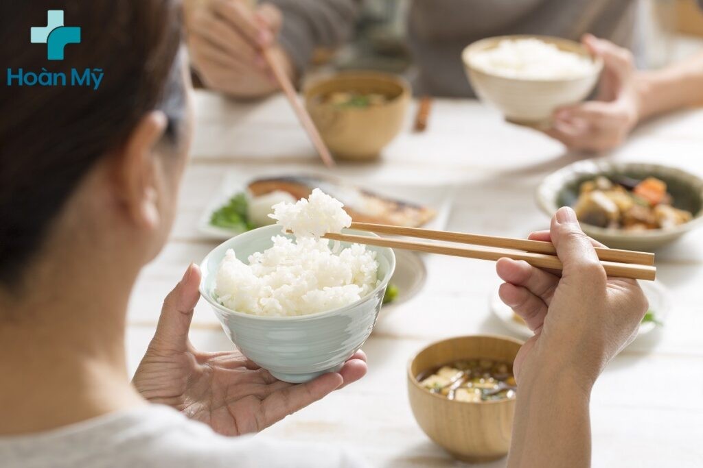 Ăn cơm đúng cách giúp kiểm soát cân nặng và bảo vệ sức khỏe tim mạch, nên ăn chậm nhai kỹ và kết hợp với rau xanh.