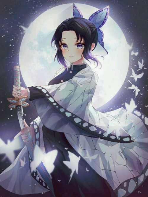 Shinobu trông xinh đẹp với mái tóc dài và nụ cười duyên dáng
