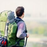 Cắm trại dã ngoại với ba lô lớn và lều