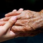 Đôi bàn tay mẹ ân cần chăm sóc con