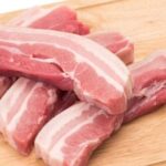 Thịt ba chỉ heo với các lớp nạc, mỡ và da xen kẽ