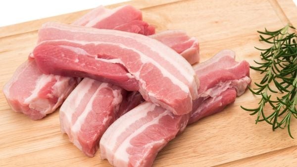 Thịt ba chỉ heo với các lớp nạc, mỡ và da xen kẽ