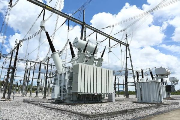 Ứng dụng của biến áp trong truyền tải điện, cung cấp điện cho thiết bị và hỗ trợ năng lượng tái tạo