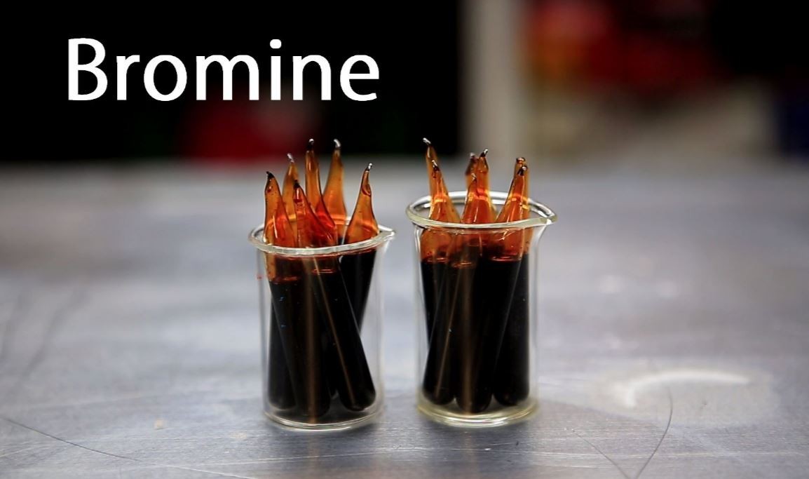Brom lỏng màu nâu đỏ bốc khói