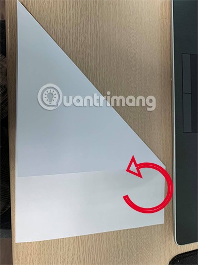Xe tải vận chuyển hàng hóa trên đường