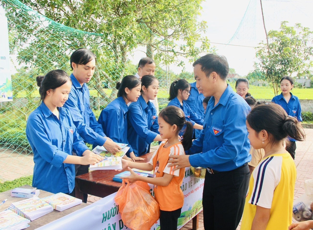 Ảnh các em học sinh đổi rác lấy đồ dùng học tập