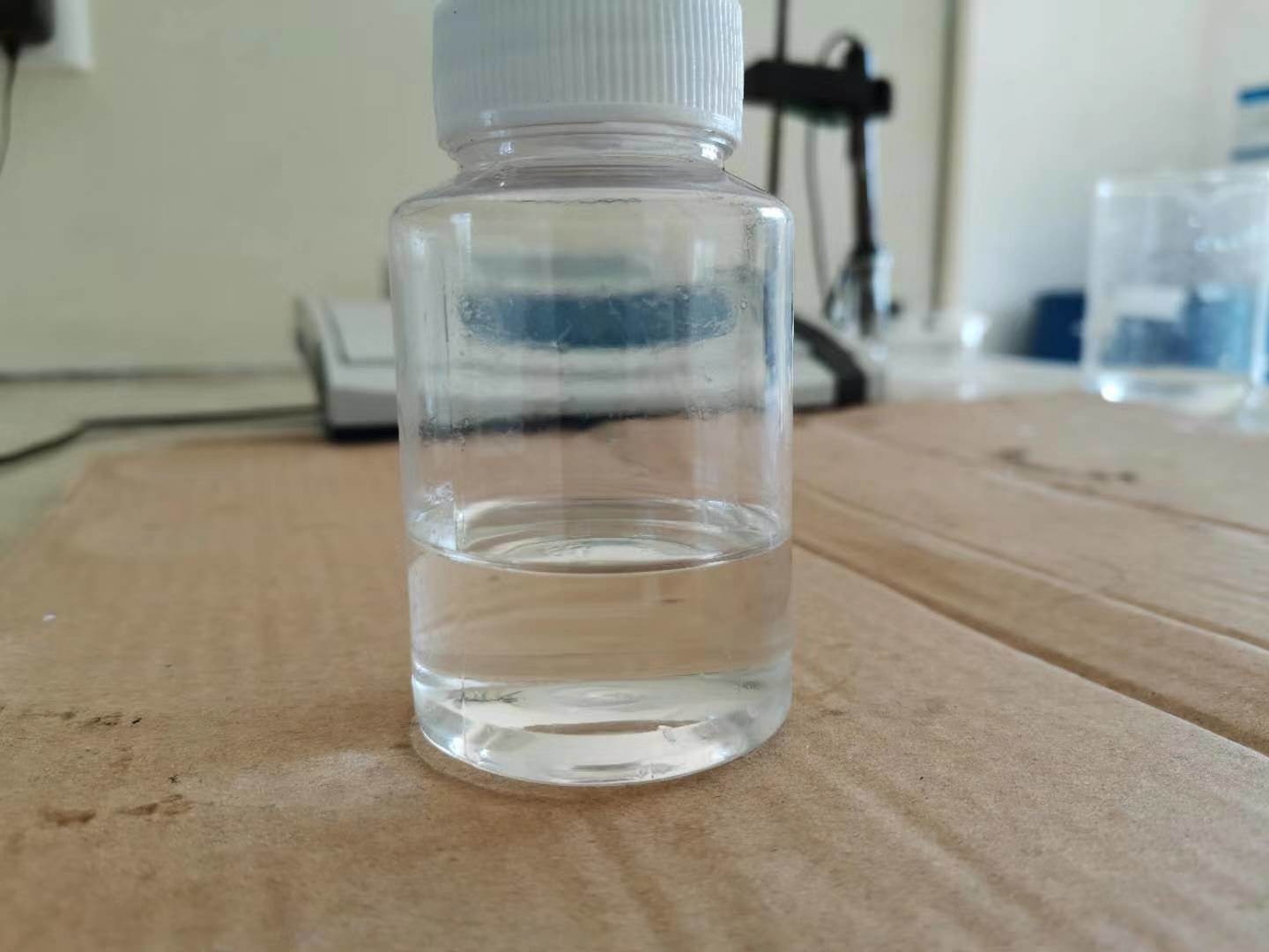 Phenyl axetat là chất lỏng trong suốt không màu, có mùi thơm đặc trưng