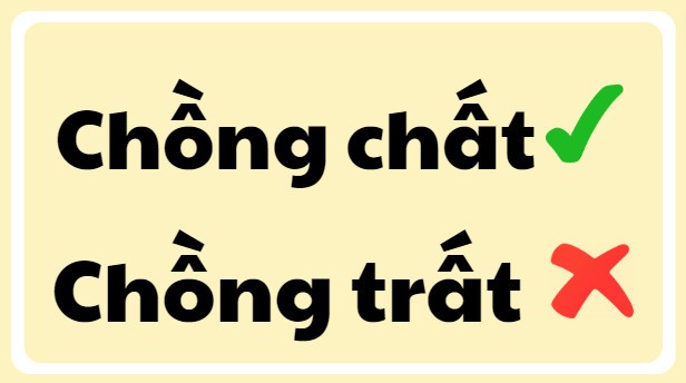 Quần áo chồng chất trên ghế