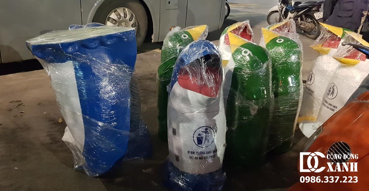 Thùng rác chim cánh cụt và cá heo, bộ đôi hoàn hảo cho không gian xanh
