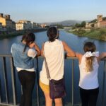 Run nhẹ ở ngón trỏ trái của bệnh nhân Parkinson