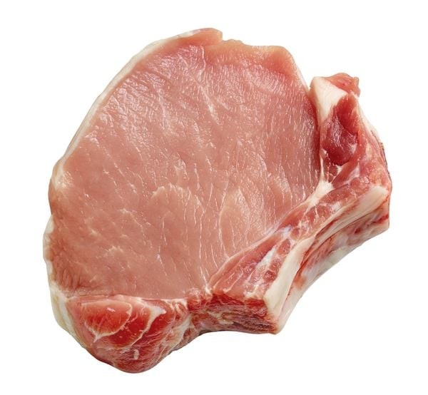 Cốt lết heo với xương và lớp mỡ mỏng