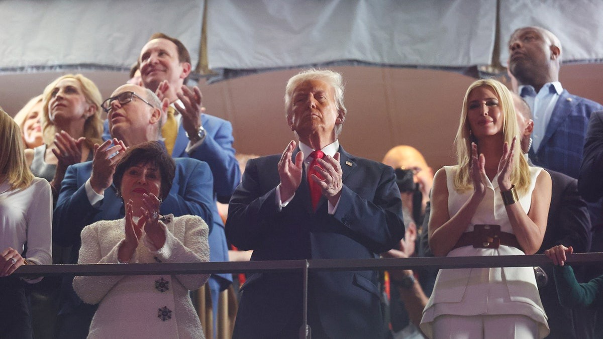 Tổng thống Donald Trump vỗ tay