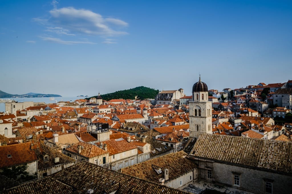 Tường thành Dubrovnik bao quanh thành phố cổ kính.