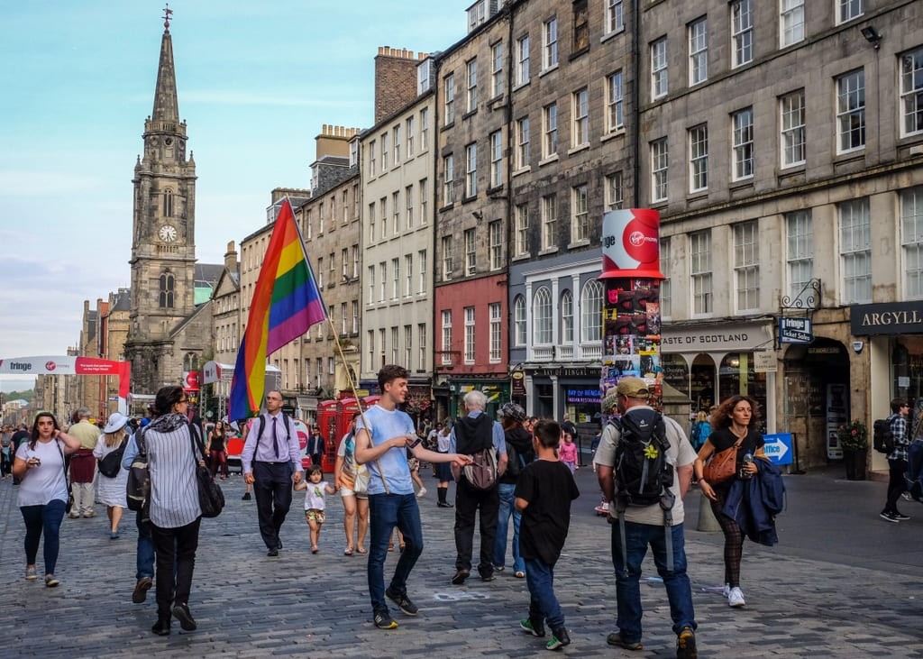 Victoria Street ở Edinburgh, một con phố đầy màu sắc và quyến rũ.