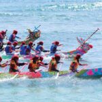 Đội đua thuyền đang tranh tài