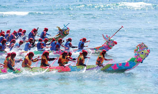 Đội đua thuyền đang tranh tài