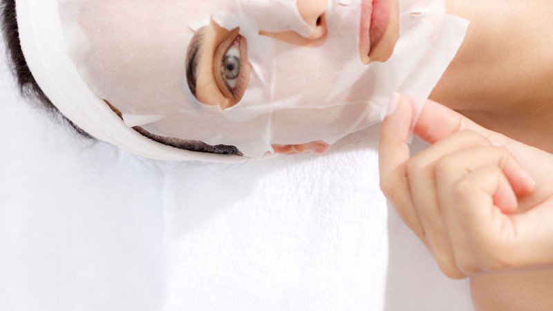 Sử dụng dưỡng chất còn dư để dưỡng da tay, làm lotion mask và massage mặt