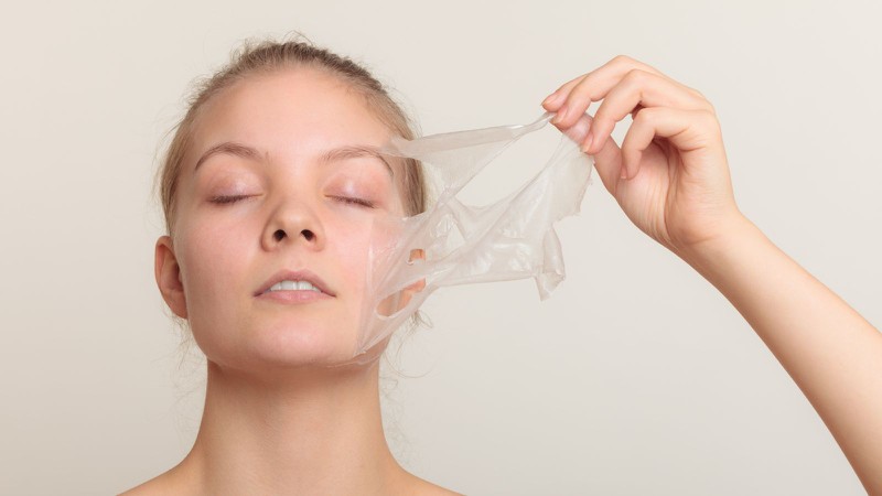 Sử dụng dụng cụ sạch để lấy dưỡng chất và bảo quản trong tủ lạnh