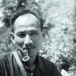 Hình ảnh người lái đò sông Đà với mái chèo trên tay, gương mặt khắc khổ nhưng ánh mắt kiên định, thể hiện vẻ đẹp lao động và tinh thần bất khuất