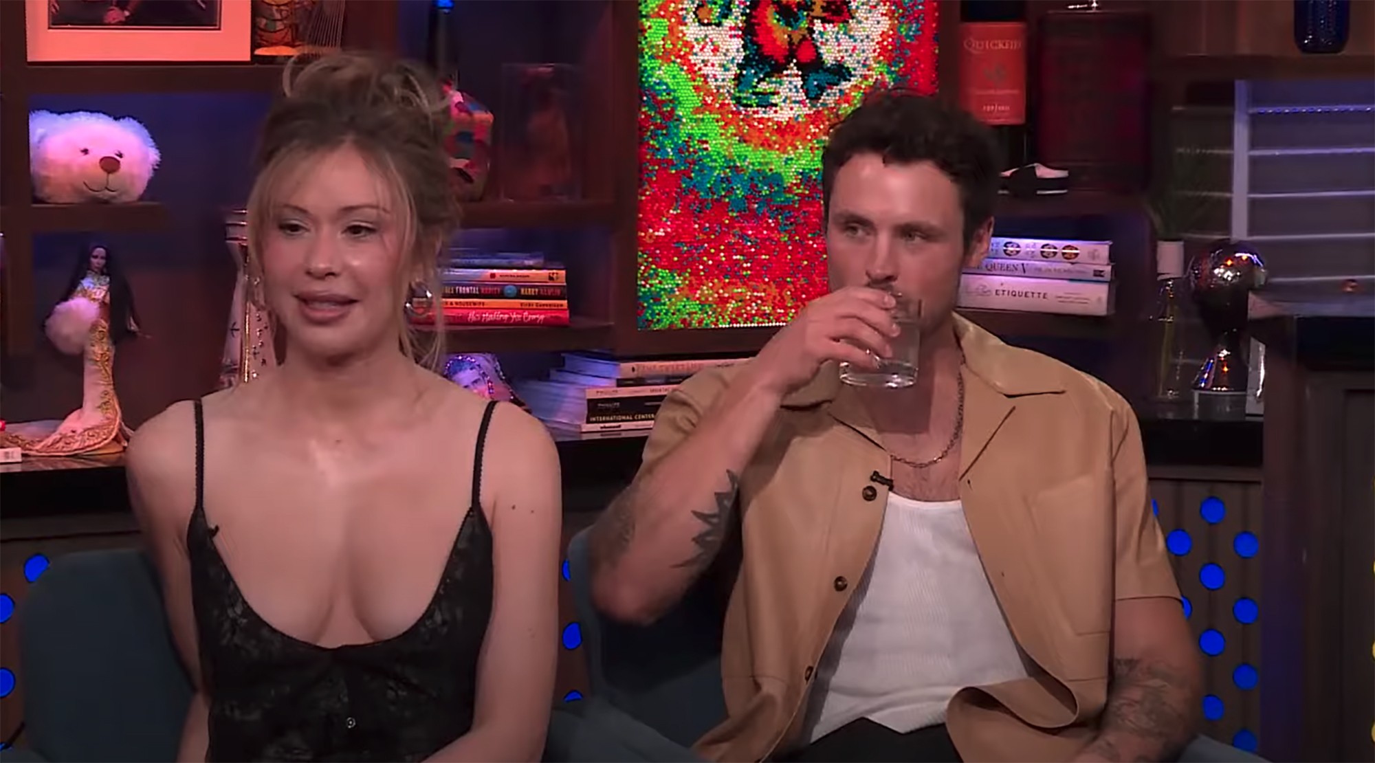 Gabby Windey và Dylan Efron ngồi trên