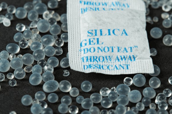 Gói hút ẩm silica gel giúp kiểm soát độ ẩm trong bao bì thực phẩm