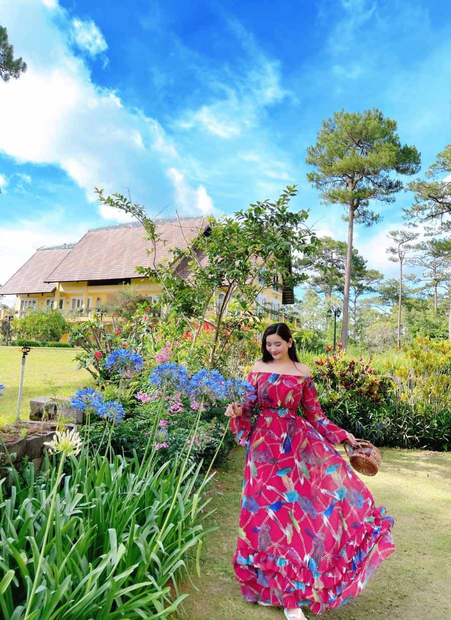 Đầm maxi hoa trễ vai tay loe đỏ, phong cách quyến rũ tại Bống Store