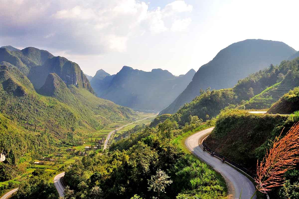 hà giang với những cung đường đèo quanh co và những thửa ruộng bậc thang trải dài