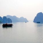 vịnh hạ long nhìn từ trên cao với những đảo đá vôi nhô lên từ mặt nước xanh biếc