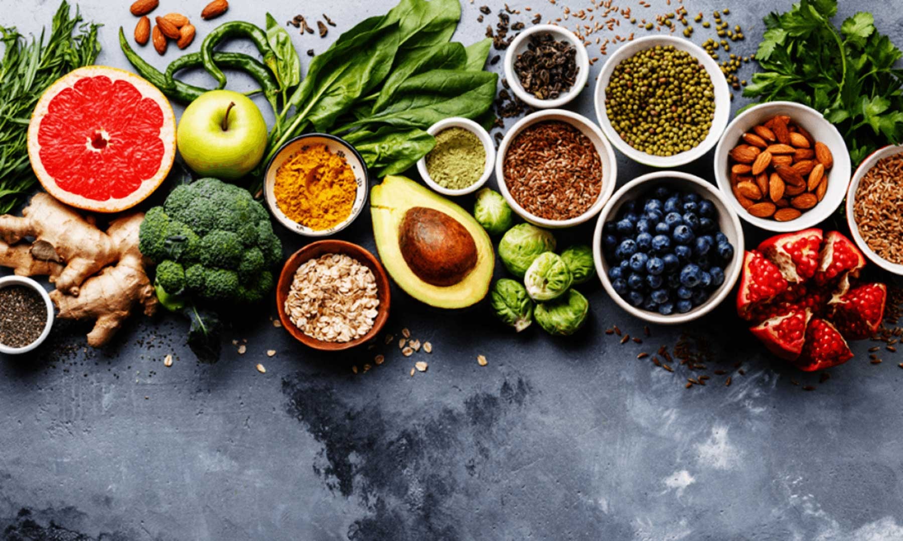 Rau củ quả tươi được sắp xếp gọn gàng trong bát. Một hình ảnh lành mạnh và tràn đầy sức sống.