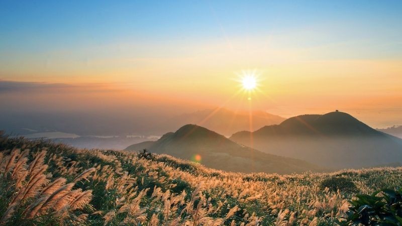Hình ảnh mặt trời mọc trên núi