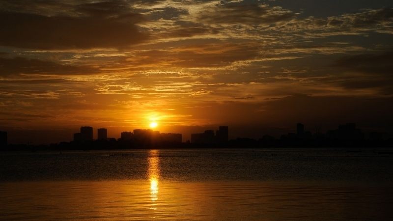 Hình ảnh mặt trời phản chiếu trên mặt hồ