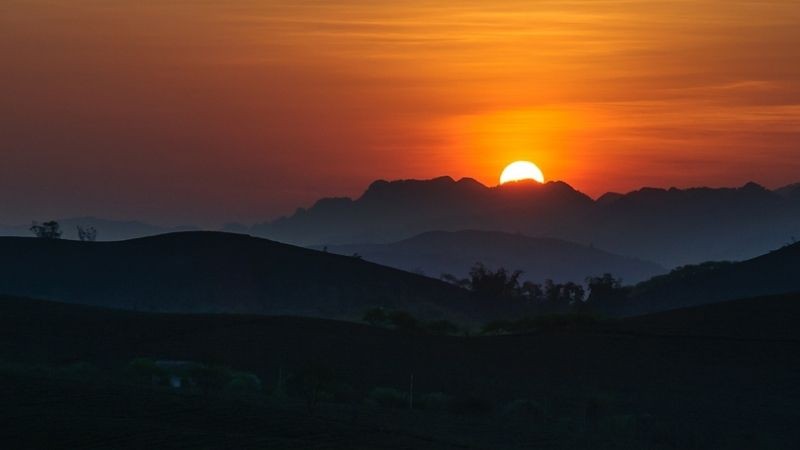 Hình ảnh hoàng hôn trên đỉnh núi