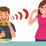 Người đàn ông bịt tai vì tiếng ồn