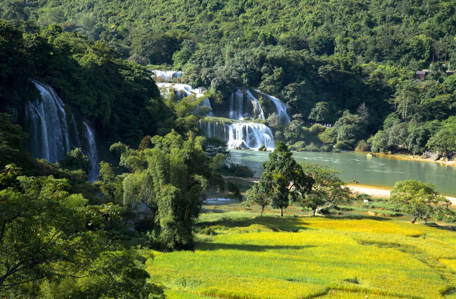 Thác Bản Giốc hùng vĩ