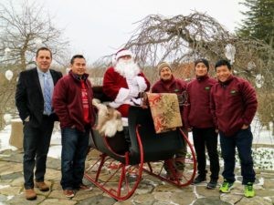 Đội ngũ nhân viên của Martha chụp ảnh với ông già Noel
