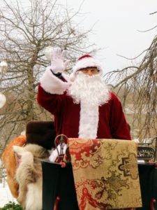 Ông già Noel chúc mọi người Giáng Sinh an lành khi đi từ nhà này sang nhà khác