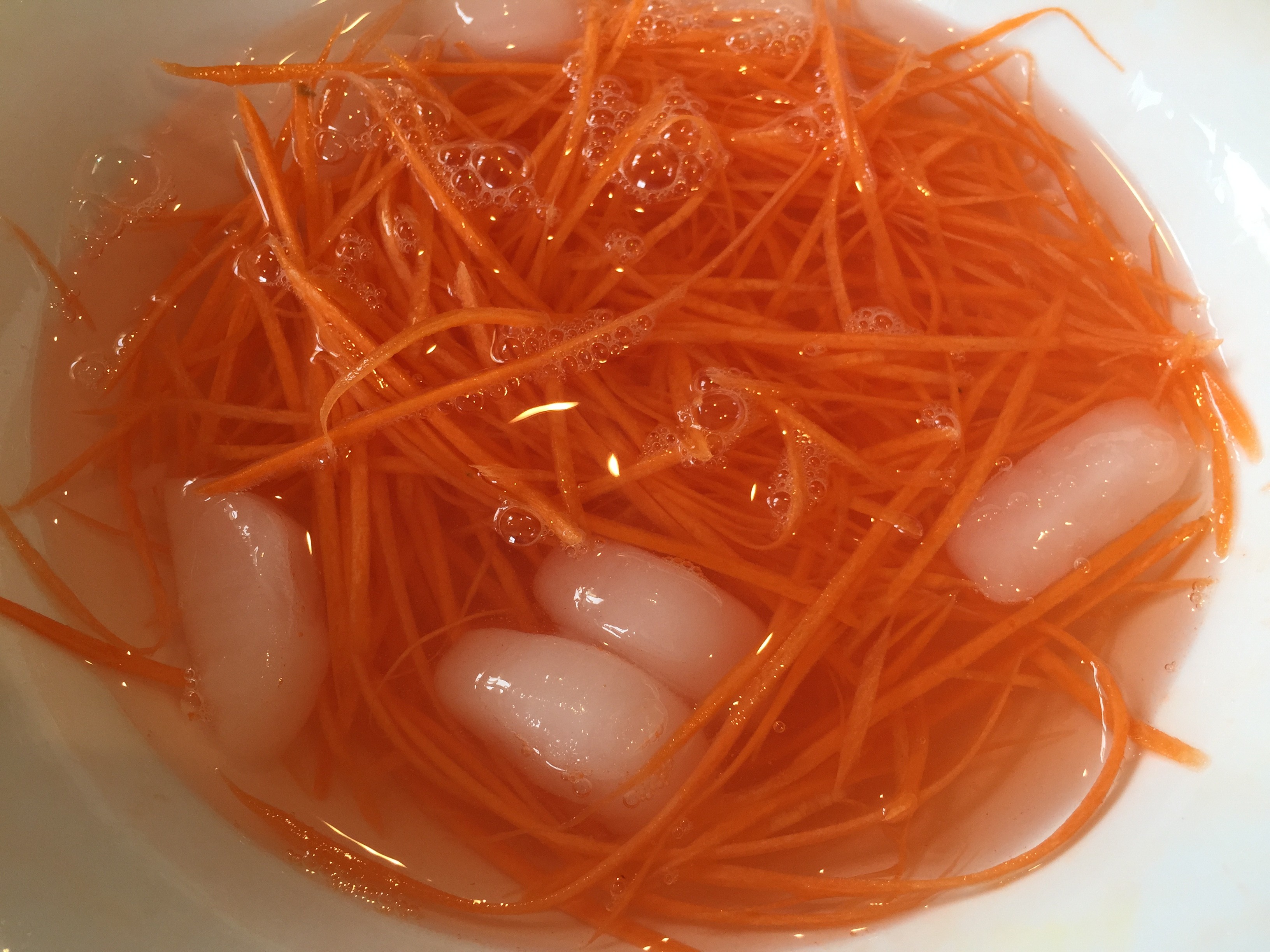 Ngâm cà rốt bào sợi trong nước đá
