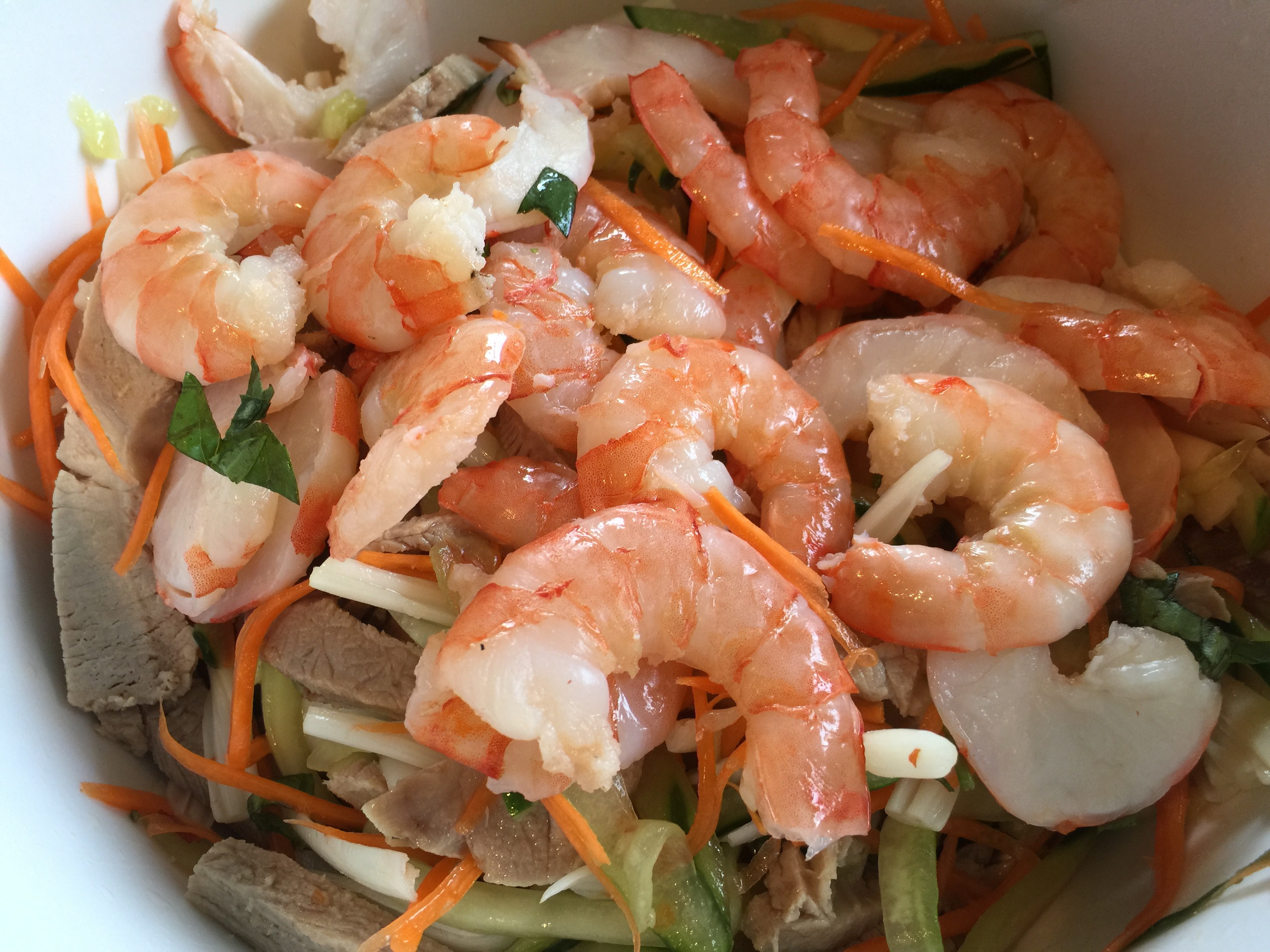 Trộn thịt và tôm với các nguyên liệu khác